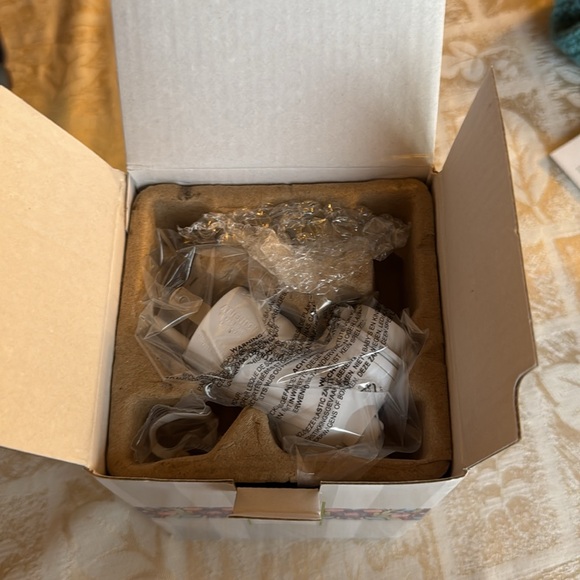 Scentsy Wall Plug in Bee Happy Warmer - Picture 2 of 4